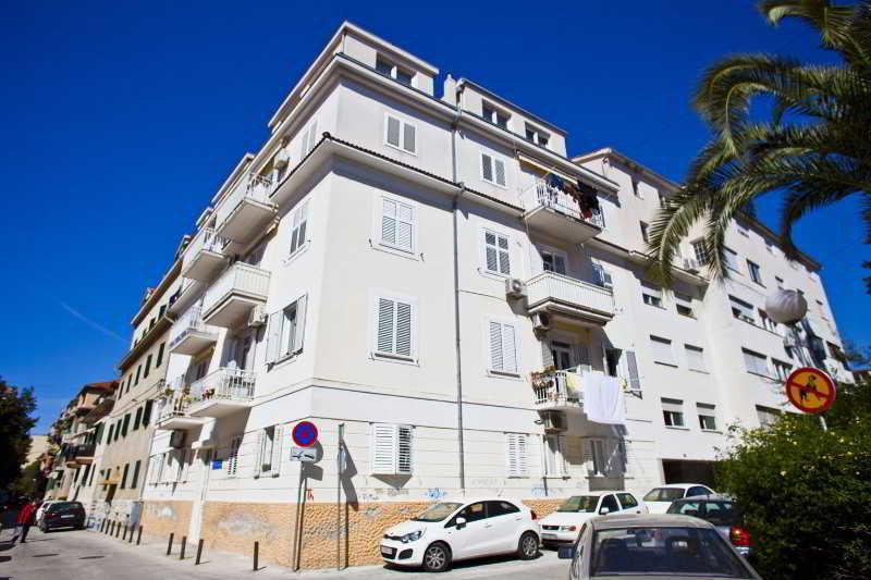 Split Apartments Peric Exteriör bild