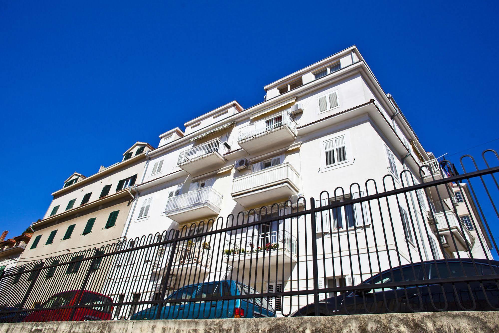 Split Apartments Peric Exteriör bild